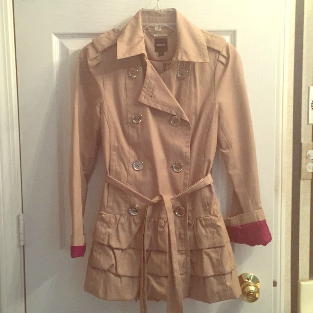 Trench coat with ruffle bottom